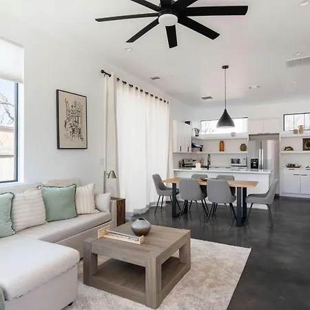 Modern Home Near The University Of Texas